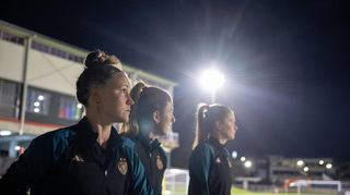 Die wieder einsatzbereite Marina Hegering (links) und ihre DFB-Kolleginnen blicken zuversichtlich auf die Partie gegen Südkorea.