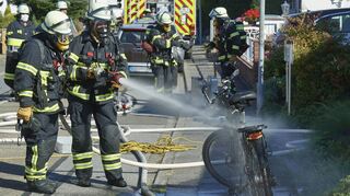 Der Akku eines E-Bikes ist in Brand geraten. Auch bei diesem Einsatz in Bobstadt vor rund zwei Jahren ist Wasser das Löschmittel der Wahl.