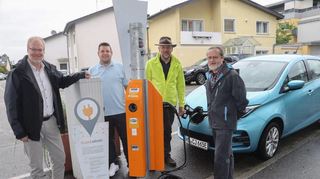 Bei der Einweihung der Ladestation: Bürgermeister Ralf Gänshirt (v.l.), Patrick Holch, Jürgen Steinle sowie Matthias Schütze.