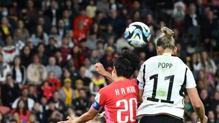 Alexandra Popps (r) Ausgleich per Kopf machte noch einmal Hoffnung.