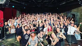 Party in Wiesbaden: Bad Cop Bad Cop mit ihren Fans nach dem Konzert.