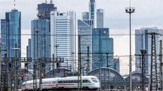Viele ICE-Züge aus Richtung Mannheim müssen in den nächsten Wochen den Frankfurter Hauptbahnhof umfahren.