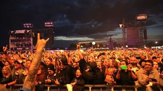 Metal-Fans feiern während des Konzerts von Metal-Queen Doro Pesch beim Wacken Open-Air vor der «Faster-Stage»-Bühne.