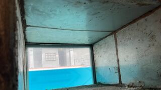 Blick durch ein Lichtfenster in das halb gefüllte Schwimmerbecken im Freizeitbad Neckarhausen.