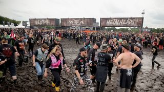 Metal-Fans warten an einem der Eingänge auf die Öffnung des Festivalgeländes. Das Wacken Open-Air (WOA) vom 2. bis 5. August gilt als größtes Heavy-Metal-Festival der Welt.