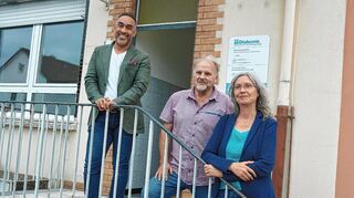 Abdulla Gdoura (l.) vom Interkulturellen Büro sowie Reinhold Joeck und Edith Harter vor dem Eingang zu den Räumen der Gemeinwesenarbeit.