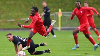 Schwer zu stoppen: Muhamad Sanyang spielte zuletzt für den SSV Reutlingen und wird hier im Spiel gegen den FC Holzhausen unsanft gebremst.