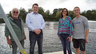 Die Solar-Module im Hintergrund, vorne (v.l.) Peter Lindenberger, Niklas Nüssle, Susanne Aschhoff und Philipp Fuhrmann.