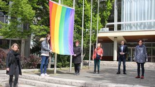 Im Mai 2021 hissten Mitglieder der Selbsthilfegruppe Queer in Viernheim vor dem Rathaus die Regenbogenfahne.