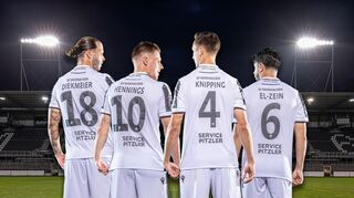 „Rückenwind“ verleiht dem SV Sandhausen in der 3. Liga mit Service Pitzler ein Unternehmen aus Frankfurt. Inhaber Benedikt Pitzler, der ab der kommenden Saison seine Gäste auch in einer eigenen Loge am Hardtwald begrüßen möchte, wird der erste SVS-Partner, der sein Unternehmen auf dem Trikotrücken sehen kann. Service Pitzler bietet die Rundumversorgung eines kompetenten Hausmeisters für gewerblich genutzte Objekte und Mehrfamilienhäuser. Nach dem Start in Frankfurt folgten Standorte in Berlin und Karlsruhe. Auch in der Metropole Köln wird Service Pitzler im Laufe des Jahres vertreten sein, teilt der SV Sandhausen mit.