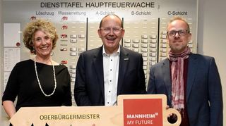 Erst setzte Bürgermeister Dirk Grunert (r.) Christian Specht als neuen OB ein. Dann bestellte Specht Diana Pretzell zur Ersten Bürgermeisterin.