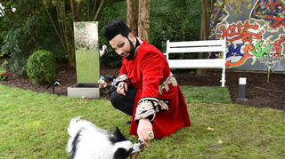 Kult-Designer Harald Glööckler mit seinem Papillon-Hund Billy King im Garten seiner Villa.