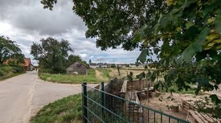 An dieser Ecke, so befürchtet eine Landwirtsfamilie, könnten landwirtschaftliche Maschinen dem Wiesenkindergarten (rechts) zu nahe kommen.