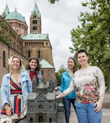 Das sind die ARC-Domführerinnen 2023: Maria del Valle Robles de Moya aus Spanien (v.l.), Frauke van Opstal aus Belgien, Agnes Kranz aus Deutschland und Rebeka Spalinska aus Polen.