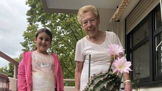 Die sechsjährige Esila Uz und die 82-jährige Gertrud Magin sind stolz auf ihren riesigen Bauernkaktus.