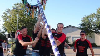 Der Kranz spielt eine tragende Rolle bei der Kerwe in Bobstadt – unsere Aufnahme mit vielen kräftigen Männern stammt aus dem Vorjahr.