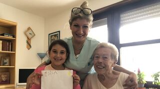 vl. Esila und Hatice Uz mit Gertrud Magin: Esila zeigt stolz ihr Kaktusbild.