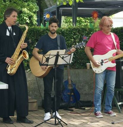 Pfarrer Victor vom Hoff (links) mit der Schifferkinderheim-Combo.