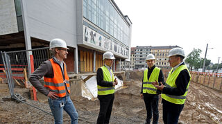 „Das größte und teuerste Bauprojekt in der Stadt“: Neu-OB Christian Specht (r.) spricht mit (v.l.) Marco Spies, Tilmann Pröllochs und Marcus Augsburger über die Sanierung des Nationaltheaters.