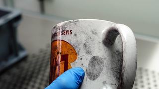 Der Rußpinsel macht ihn sichtbar: So sieht ein verwendbarer Fingerabdruck auf einer Kaffeetasse aus.