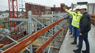 Über den Dächern von Bürstadt: Architekt Klaus Klinger erklärt Landrat Christian Engelhardt (vorn) beim Rundgang durch den Rohbau die Details.