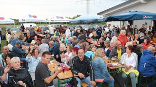 Beim traditionellen Gartenfest des Viernheimer Vereins waren in diesem Jahr Regenjacken und Schirme angesagt.
