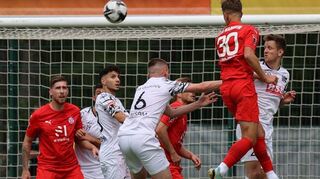 Marco Raimondo-Metzger (Nr. 30) köpft in dieser Szene aufs Villinger Tor, bleibt aber ohne Erfolg. Später sah der VfR-Akteur Gelb-Rot.