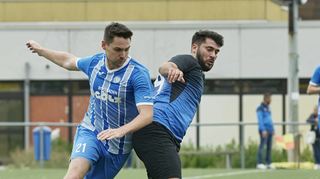 Jonas Heuser (li., im Zweikampf mit Ferhan Güllü) erzielte für die SG BiNoWa das zwischenzeitliche 2:0 im Auftaktspiel gegen den FC Olympia Lampertheim.