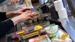Die Inflation in Deutschland lässt den Privatkonsum schwächeln – auch das belastet die Wirtschaft derzeit.