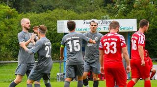 Jubel bei Wallstadt (li.), die Spieler des VfB Altheim drehen enttäuscht ab. Der Mannheimer Kreisligist steht im Achtelfinale des bfv-Pokals.