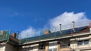 Eine neue Solaranlage auf einem Mietshaus in der Dudenhofener Straße.