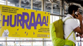 Ein Werbeplakat für den Beruf der Lehrerin hängt am Flughafen in Stuttgart.