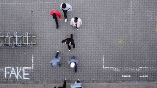 Schüler aus Mannheim präsentieren den Kurzfilm „Smoke in The Mirrors“, der das Thema Fake News am Beispiel eines Feueralarms beleuchtet.