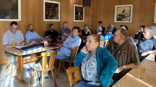 Informationsveranstaltung der CDU zum Thema Mobilität im SKV-Clubhaus (v.l.): Christian Zaubzer, Thomas Hornung und Frank Loreth (5.v.l.).