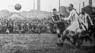 Bild mit viel Historie: Albert Brückl (dunkel gestreiftes Trikot) erzielt im legendären Waldhof-Stadion am Sandacker einen Hattrick gegen die Stuttgarter Kickers (3:2).