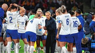 Sarina Wiegman (Mitte) behielt auch beim knappen englischen Achtelfinalerfolg gegen Nigeria die Ruhe.