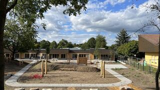 Der neue Sportkindergarten in Heddesheim soll Anfang September öffnen, das Außengelände mit Spiel- und Sportgeräten ist fast fertig.