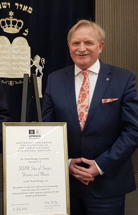 Der CDU-Landtagsabgeordnete Michael Wagner mit der Unesco-Urkunde, die das SchUM-Welterbe bescheinigt.