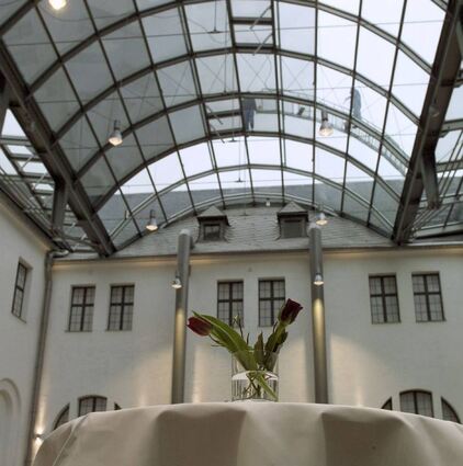 Das Glasdach überm Forum des Historischen Museums ist undicht. Wenn’s regnet, müssen bei Veranstaltungen Eimer ausgestellt werden.