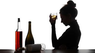 Alkoholsucht und riskanter Alkoholkonsum war lange ein Männerthema: Doch die Frauen holen auf. Immer mehr greifen zur Flasche.