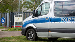 Am Eingang zur Landeserstaufnahmeeinrichtung für Flüchtlinge (LEA) in Ellwangen steht ein Polizeifahrzeug. (Symbolbild)