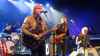Alex Auer (2.v.l.) And The Detroit Blackbirds bringenmit Adax Dörsam (rechts) Rock kalifornischer Prägung auf die Bühne des Festivals.