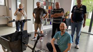 Matthias Philipp (vorne) vom Vorstand des Vereins „LaMa – Dein Lastenvelo Mannheim“ demonstriert das Leihfahrrad.