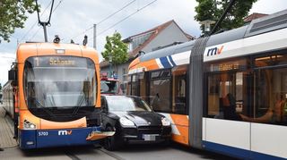 Das Fahrzeug wurde zwischen den zwei Straßenbahnen eingeklemmt.