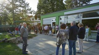 Die SPD-Sommertour führte in dieser Woche zur Kita in der Saarstraße 46. Das Gebäude ist in die Jahre gekommen, ein Anbau soll die Situation verbessern.