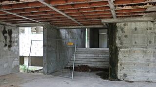 Das gesamte Gebäude ist komplett entkernt, wie ein Blick in den Eingangsbereich offenbart.