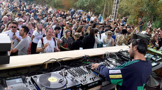 DJ Francesco del Garda heizt den Besucherinnen und Besuchern der zweiten Ausgabe des Blies-Festivals 2022 ein.