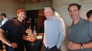 Uwe Gensheimer (l.) und Dennis Reul (Mitte) mit Andreas Schott, der die Idee zu dem Benefizabend hatte.