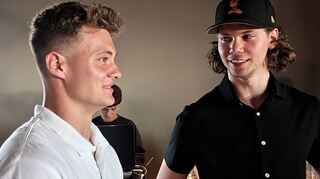 Die NHL-Profis Tim Stützle (l.) und Moritz Seider im Gespräch.