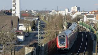 Die Riedbahn – hier bei Lampertheim – wird ab Sommer 2024 zwischen Frankfurt und Mannheim wegen Bauarbeiten mehrere Monate gesperrt.